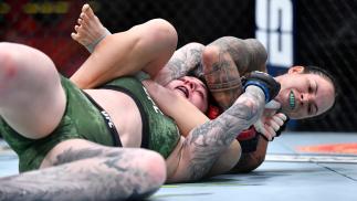 Amanda Nunes finaliza Megan Anderson com combinação de triângulo e chave de braço no UFC 259.
