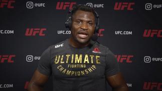 Francis Ngannou logo depois de vencer Stipe Miocic no UFC 260
