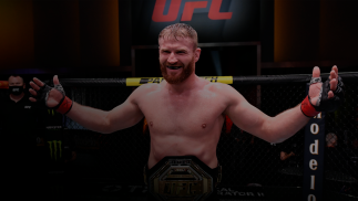 Jan Blachowicz comemora com o cinturão após vencer Israel Adesanya no UFC 259.