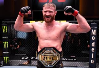 Jan Blachowicz comemora com o cinturão após vencer Israel Adesanya no UFC 259.