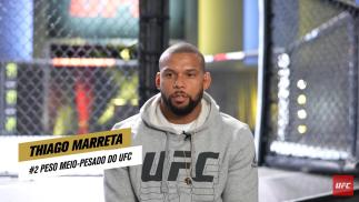 Thiago Marreta concede entrevista em frente ao Octógono do UFC Apex em Las Vegas