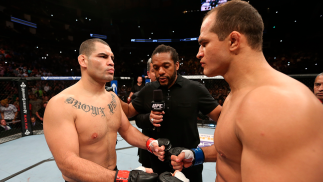 Cain Velasquez e Junior dos Santos na luta final da trilogia