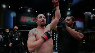 Robert Whittaker domina Kelvin Gastelum na luta principal do UFC Vegas 24