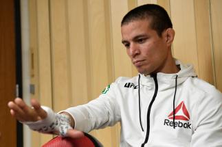 Felipe Colares se prepara nos bastidores antes de entrar no Octógono no UFC Raleigh em 2020.
