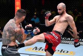 Giga Chikadze of Georgia kicks Cub Swanson in a featherweight bout during the UFC Fight Night event at UFC APEX on May 01, 2021 in Las Vegas, Nevada. (Photo by Jeff Bottari/Zuffa LLC)