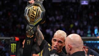 Charles do Bronx nocauteia Chandler no UFC 262 e é o novo campeão dos leves