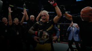 Charles do Bronx tem a mão erguida e recebe o cinturão peso-leve no UFC 262.