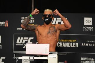 Charles Oliveira posa na balança durante a pesagem oficial do UFC 262 em Houston, nos Estados Unidos.