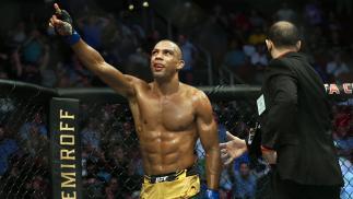 Edson Barboza após vencer no UFC 262