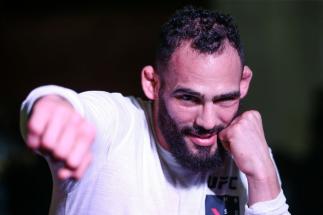 Santiago Ponzinibbio posa desferindo soco