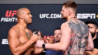 Encarada entre Ciryl Gane e Alexander Volkov na pesagem do UFC Vegas 30