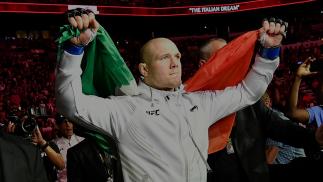 Marvin Vettori caminha ao Octógono para o duelo com Israel Adesanya no UFC 263