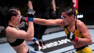 Glorinha de Paula golpeia Jinh Yu Frey