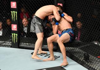 Zhalgas Zhumagulov aplica estrangulamento e vence Jerome Rivera no UFC 264