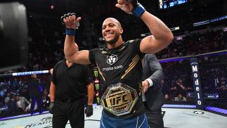 Ciryl Gane nocauteia Derrick Lewis e se torna o campeão interino dos pesados no UFC 265