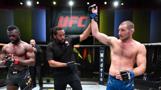 Sean Strickland domina Uriah Hall na luta principal do UFC Vegas 33