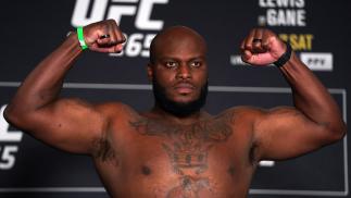 Derrick Lewis posa com os braços flexionados na pesagem do UFC 265