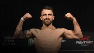 Alexander Volkanovski of Australia poses on the scale during the UFC Fight Night weigh-in on November 18, 2017 in Sydney, Australia. (Photo by Josh Hedges/Zuffa LLC/Zuffa LLC via Getty Images)