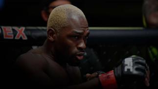 Derek Brunson olha fixo para frente no Octógono antes da luta com Kevin Holland