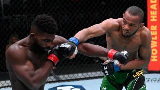 Carlston Harris conecta soco em Impa Kasanganay no UFC Vegas 37