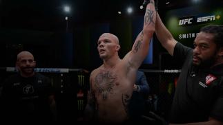 Anthony Smith tem o braço erguido pelo árbitro ao ser declarado vencedor da luta com Ryan Spann no UFC Vegas 37