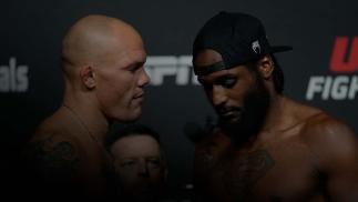 Anthony Smith encara Ryan Spann, que olha para baixo, na pesagem do UFC Vegas 37