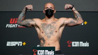 Anthony Smith posa com os braços flexionados na pesagem do UFC Vegas 37