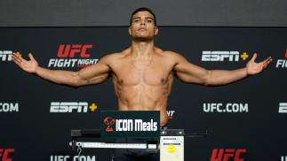 Paulo Borrachinha posa com os braços abertos na pesagem do UFC Vegas 41