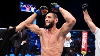 Khamzat Chimaev tem o braço erguido ao ser declarado vencedor da luta com Li Jingliang no UFC 267