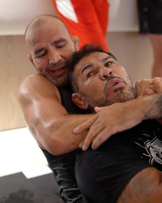 Glover Teixeira encaixa estrangulamento em Rodrigo Minotauro em quarto de hotel em Abu Dhabi