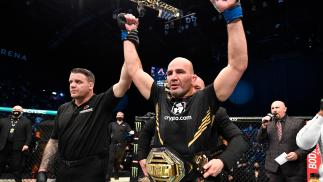 Glover Teixeira ergue os braços e recebe o cinturão do UFC após finalizar Jan Blachowicz no UFC 267