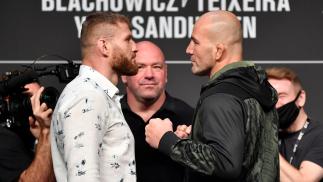 Jan Blachowicz e Glover Teixeira se encaram na coletiva de imprensa do UFC 267