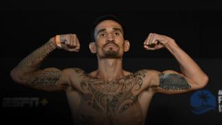 Max Holloway poses on the scale during the UFC weigh-in at Etihad Arena on UFC Fight Island on January 15, 2021 in Abu Dhabi, United Arab Emirates. (Photo by Jeff Bottari/Zuffa LLC)