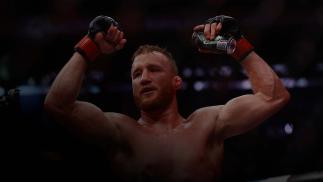 Justin Gaethje ergue os braços em comemoração após vencer Michael Chandler no UFC 268