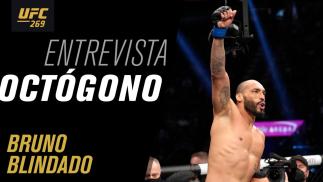 Foto de Bruno Blindado comemorando com o braço erguido e o texto Entrevista Octógono Bruno Blindado