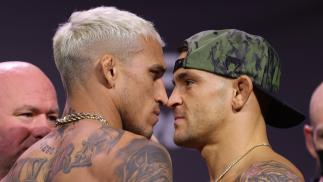 Encarada entre Charles do Bronx e Dustin Poirier na pesagem do UFC 269