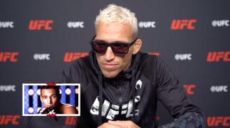 Charles Oliveira olhando a uma imagem de si mesmo mais jovem