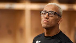 Charles Oliveira com olhar fixo nos bastidores do UFC 262