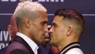 Encarada entre Charles Oliveira e Dustin Poirier na coletiva de imprensa do UFC 268