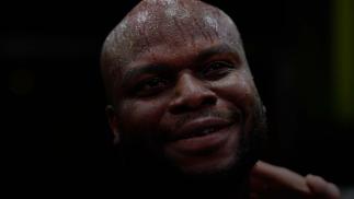 Derrick Lewis sorri após vencer Chris Daukaus no UFC Vegas 45