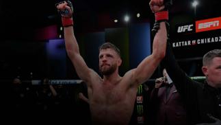 Calvin Kattar ergue os braços ao ser declarado vencedor da luta com Giga Chikadze no UFC Vegas 46