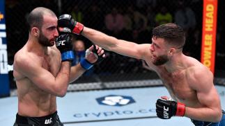 Calvin Kattar golpeia Giga Chikadze com um direto de direita no UFC Vegas 46
