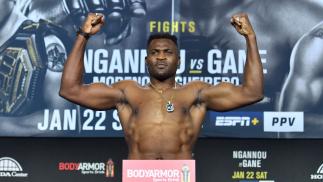 Francis Ngannou posa com os braços flexionados na pesagem cerimonial do UFC 270
