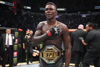 Israel Adesnya comemora sua vitória no UFC 271