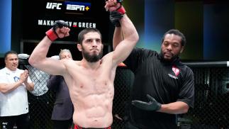 Islam Makhachev comemora após vencer Bobby Green na luta principal do UFC Vegas 49 (Chris Unger/ Zuffa LLC)