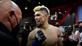 Johnny Walker se prepara para entrar no Octógono para a luta com Thiago Marreta no UFC Apex em outubro de 2021 (Jeff Bottari/ Zuffa LLC)