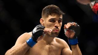 Vicente Luque com a guarda alta durante luta com Michael Chiesa no UFC 265 (Cooper Neill/Zuffa LLC)