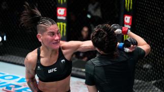 Priscila Pedrita golpeia Ji Yeon Kim no UFC Vegas 49 (Chris Unger/ LLC)