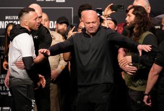 Colby Covington e Jorge Masvidal fazem encarada na pesagem do UFC 272 (Jeff Bottari/Zuffa LLC)