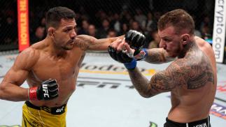 Rafael dos Anjos golpeia Renato Moicano no UFC 272 (Jeff Bottari/Zuffa LLC)